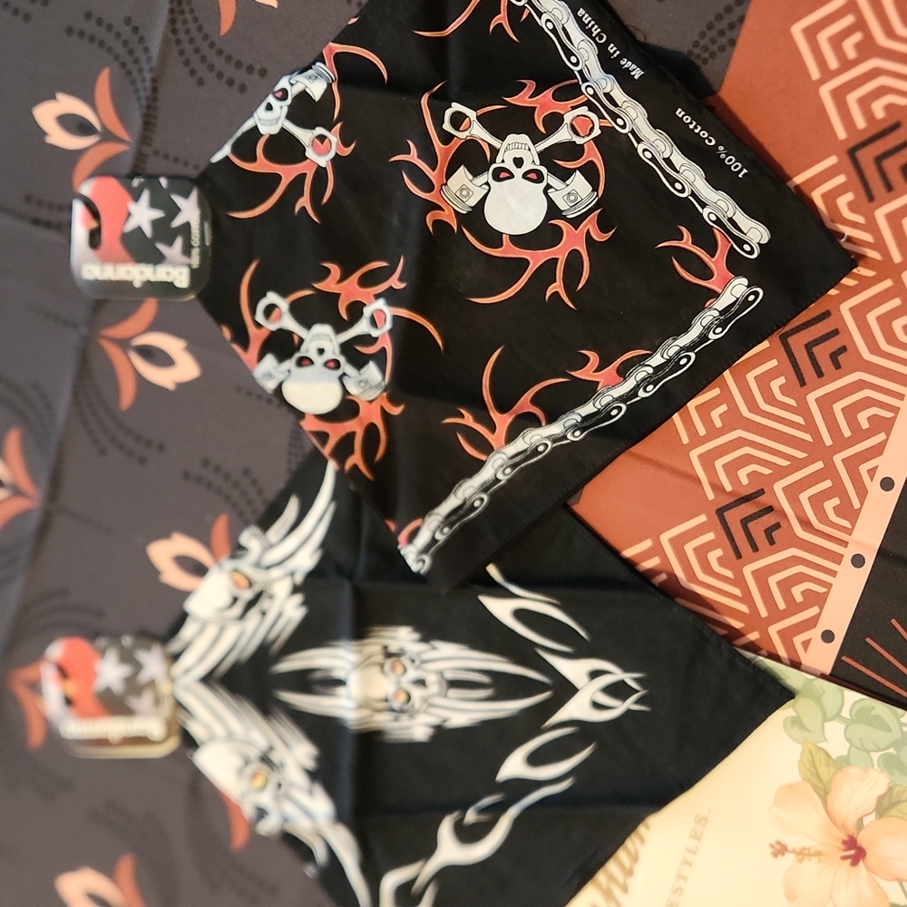 1 Bandana, NWT ( On The Left ), Skull design, 22"x22"